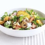 Salata calda de cartofi noi cu sunca si branza maturata