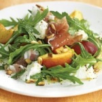 Salata de piersici, prosciutto si mozzarella