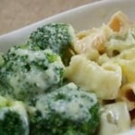 Macaroane cu sos de branza topita si broccoli