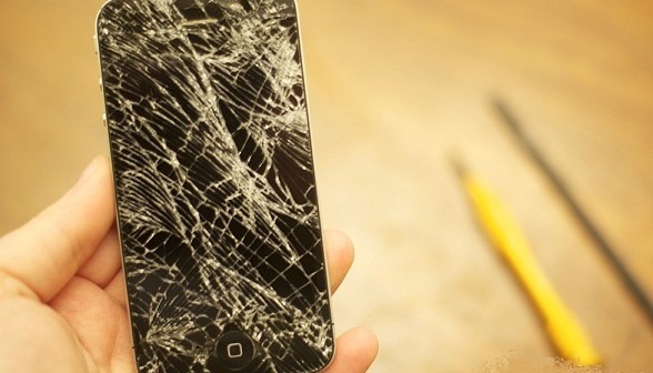 iPhone-ul meu are sticla sparta – cat ma va costa inlocuirea?