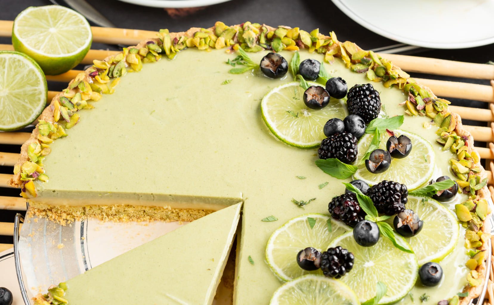 De ce să comanzi mereu torturi raw vegan de la Vyro Raw & Vegan Bistro?